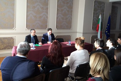 Министърът на външните работи Даниел Митов се срещна с българи, работещи в европейските институции